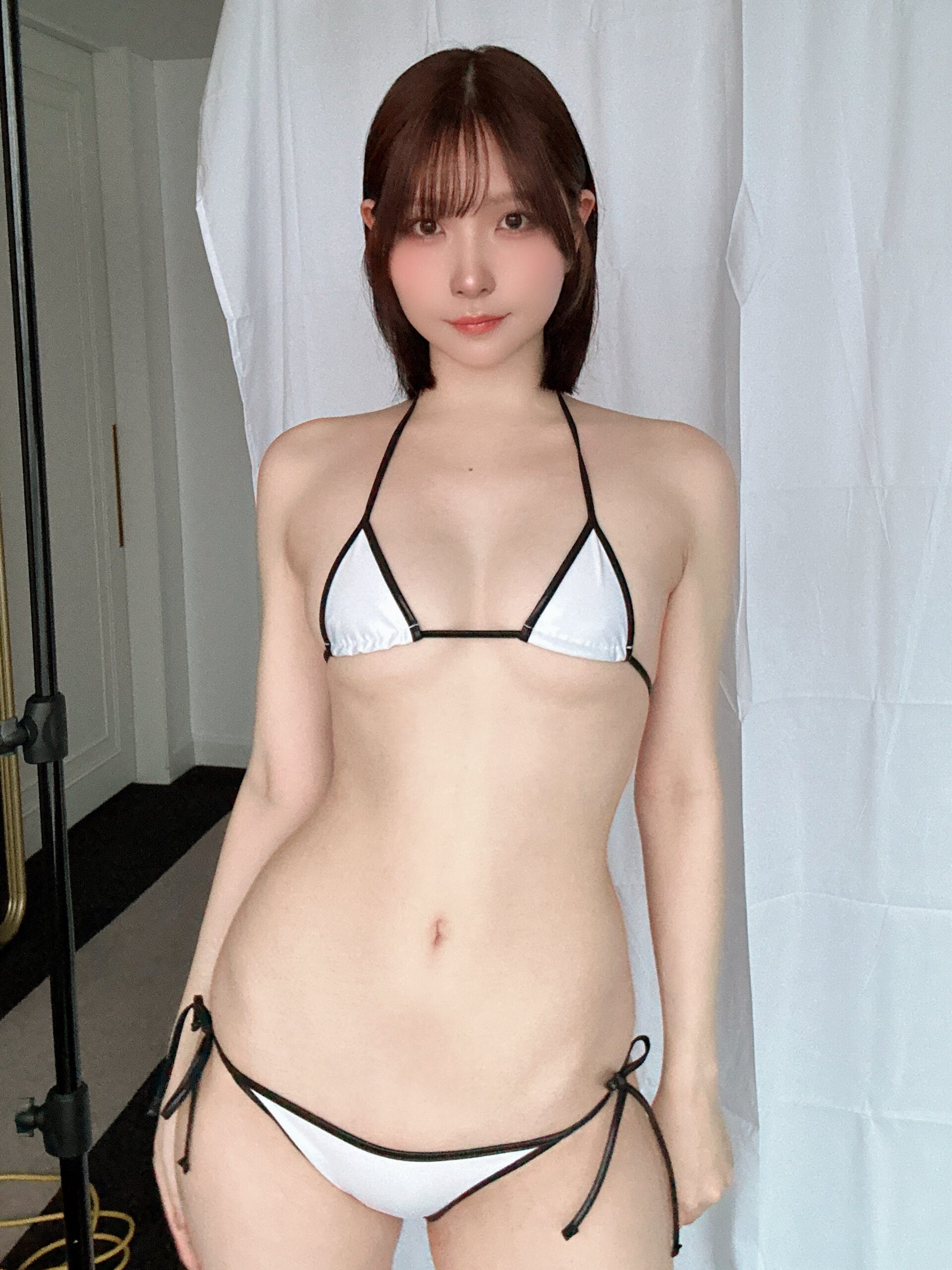 「Grokにお願いしなくても着るよ」 あまつまりな、純白×黒縁の“極小ビキニ”で魅せる、異次元のウエストラインと圧倒的な透明感！