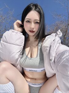 「真冬のカルバンクライン」 園苺花、白銀の世界で魅せるグレーのアンダーウェア姿と至高の透明感！