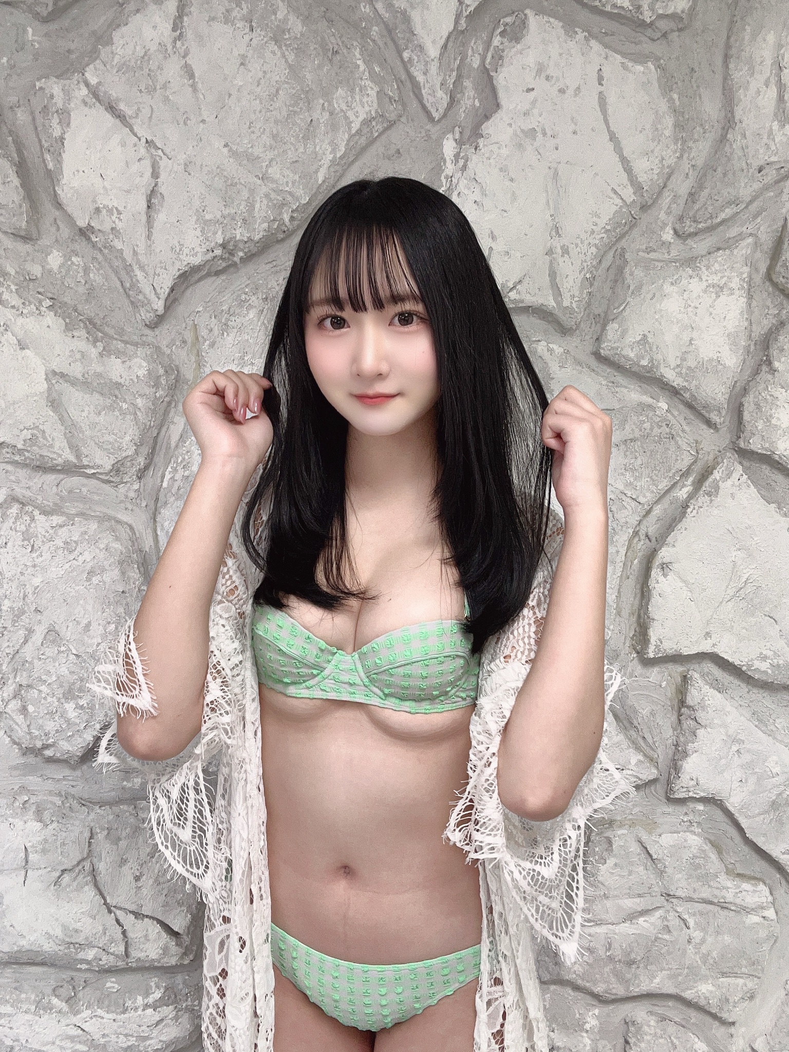 「これって着方合ってますか、？」 本多もか、ミントグリーンの“極小レースビキニ”で魅せる、至高のアンダーバストとあざと可愛い困り顔の衝撃！