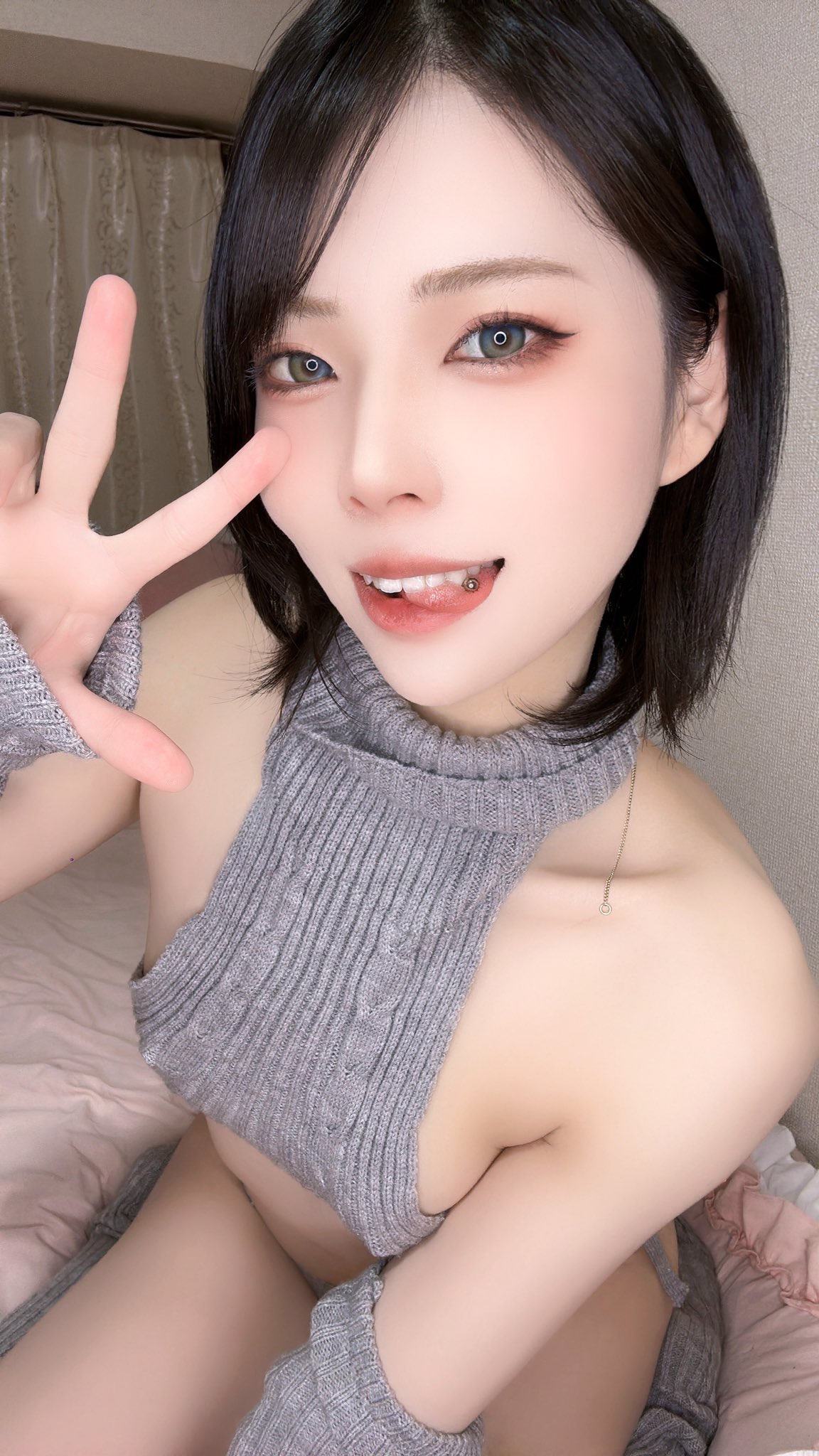 「ぴーす！」 ぽにょ皇子、グレーの“極限オープン”タートルネックニットで魅せる、至高の曲線美といたずらな微笑みの衝撃！