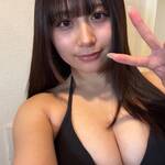 「おはようぴーしゅ✌️」 東かなめ、漆黒のホルターネックビキニで魅せる、至高のボリュームバストと弾ける笑顔の衝撃！