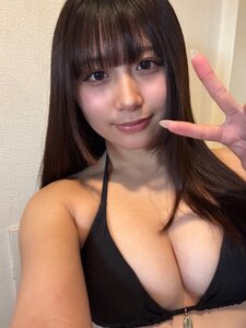 「おはようぴーしゅ✌️」 東かなめ、漆黒のホルターネックビキニで魅せる、至高のボリュームバストと弾ける笑顔の衝撃！