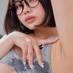 「濡れ腋♡」 まめだいふく、グレーのタンクトップ姿で魅せる、至高のアンニュイな表情と“滴る”色香の衝撃！