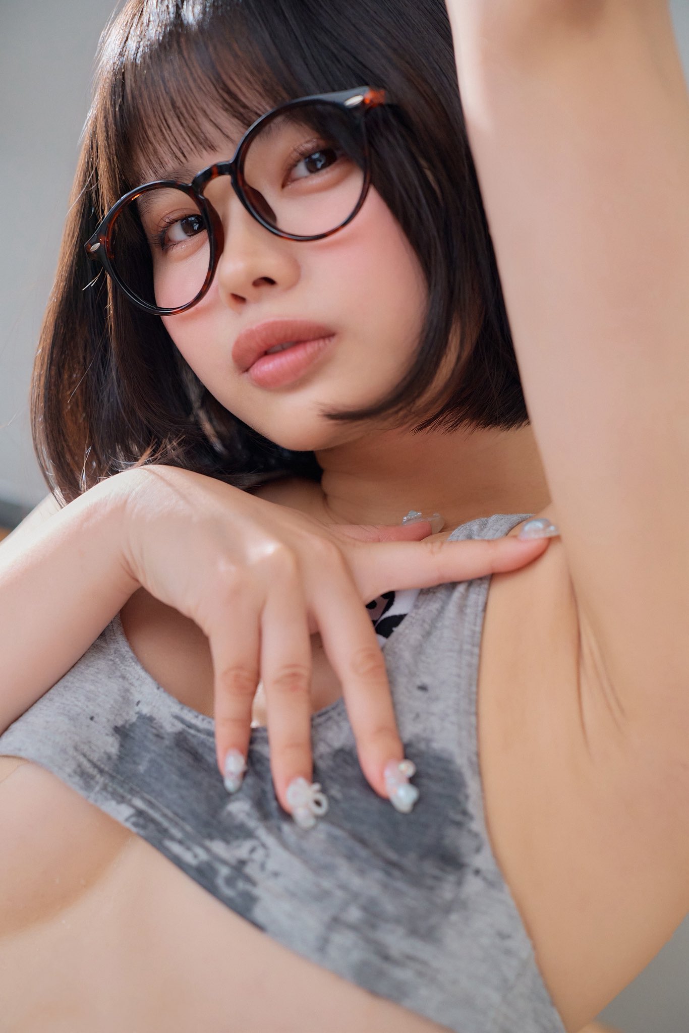 「濡れ腋♡」 まめだいふく、グレーのタンクトップ姿で魅せる、至高のアンニュイな表情と“滴る”色香の衝撃!