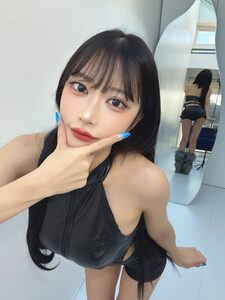 「おはにょ✋」 西井綾音、漆黒の光沢ホルターネック姿で魅せる、至高の透明感と鏡越しのバックショットの衝撃！