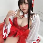 「ありがたい感じの巫女です🎍⛩️🏮」 水瀬ちか、情熱の赤バニー巫女姿で魅せる至高のボリュームバストと圧倒的なヒロインオーラの衝撃！