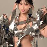 「おはよ」 つんこ、銀色に輝くアーティスティックな衣装で魅せる、至高のアンニュイ表情と限界突破の曲線美!