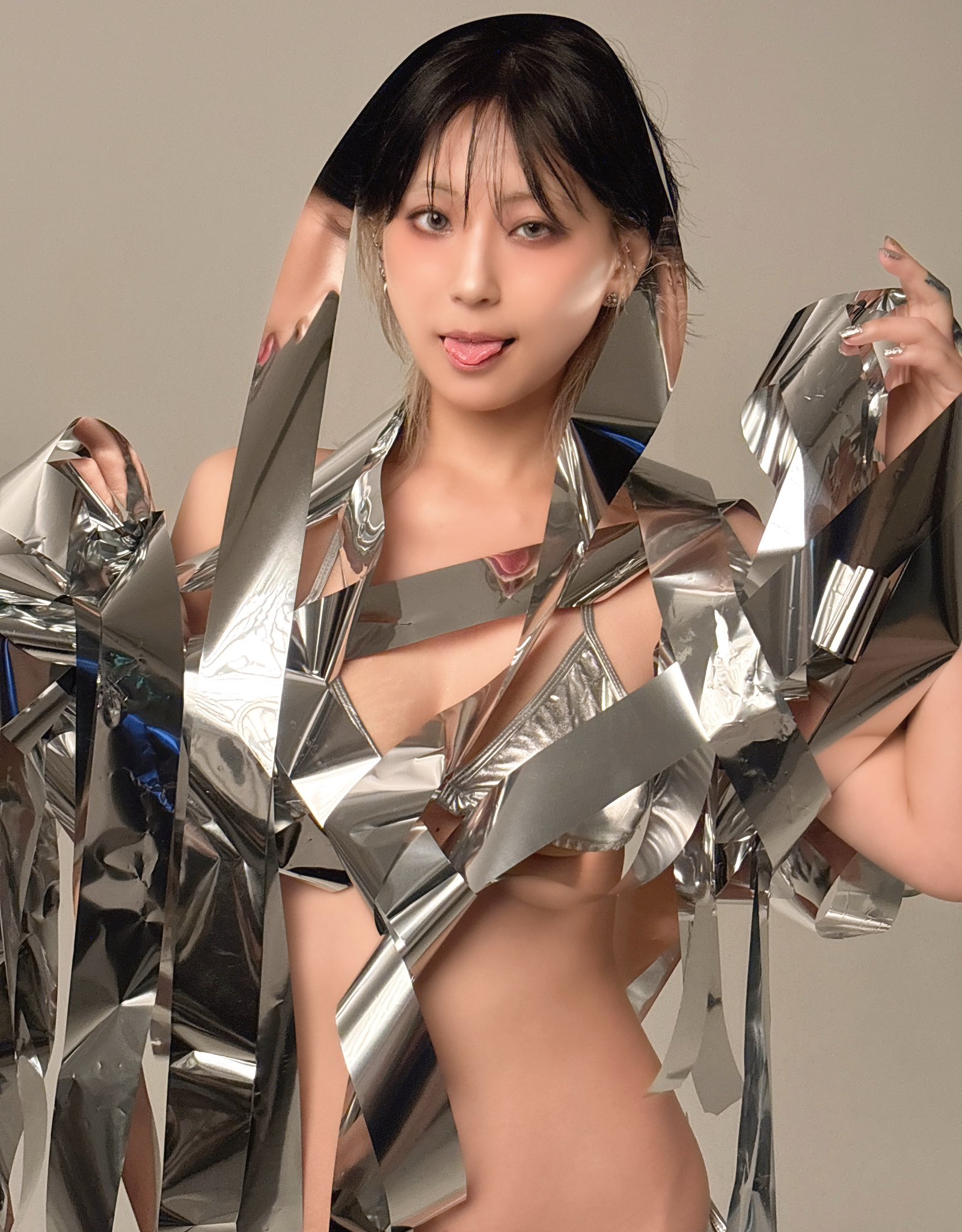 「おはよ」 つんこ、銀色に輝くアーティスティックな衣装で魅せる、至高のアンニュイ表情と限界突破の曲線美!