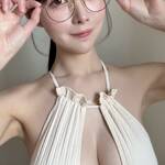 「土曜の朝、いちばんすき🫶」 木村絵里子、白のフリルホルターネックと丸メガネで魅せる至高の「知的あざと美」の衝撃！