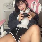 「2回戦目する？」 橘あさひ、ゲーミングチェアで魅せる至高の太ももラインと、あざと可愛い「お誘い」の衝撃！