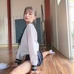 「軟体って憧れるでしょ?」 江口いちご、夕暮れの体育館で魅せる至高の「前後開脚」と、凛とした制服ヒロインオーラの衝撃!