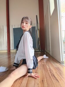 「軟体って憧れるでしょ？」 江口いちご、夕暮れの体育館で魅せる至高の「前後開脚」と、凛とした制服ヒロインオーラの衝撃！