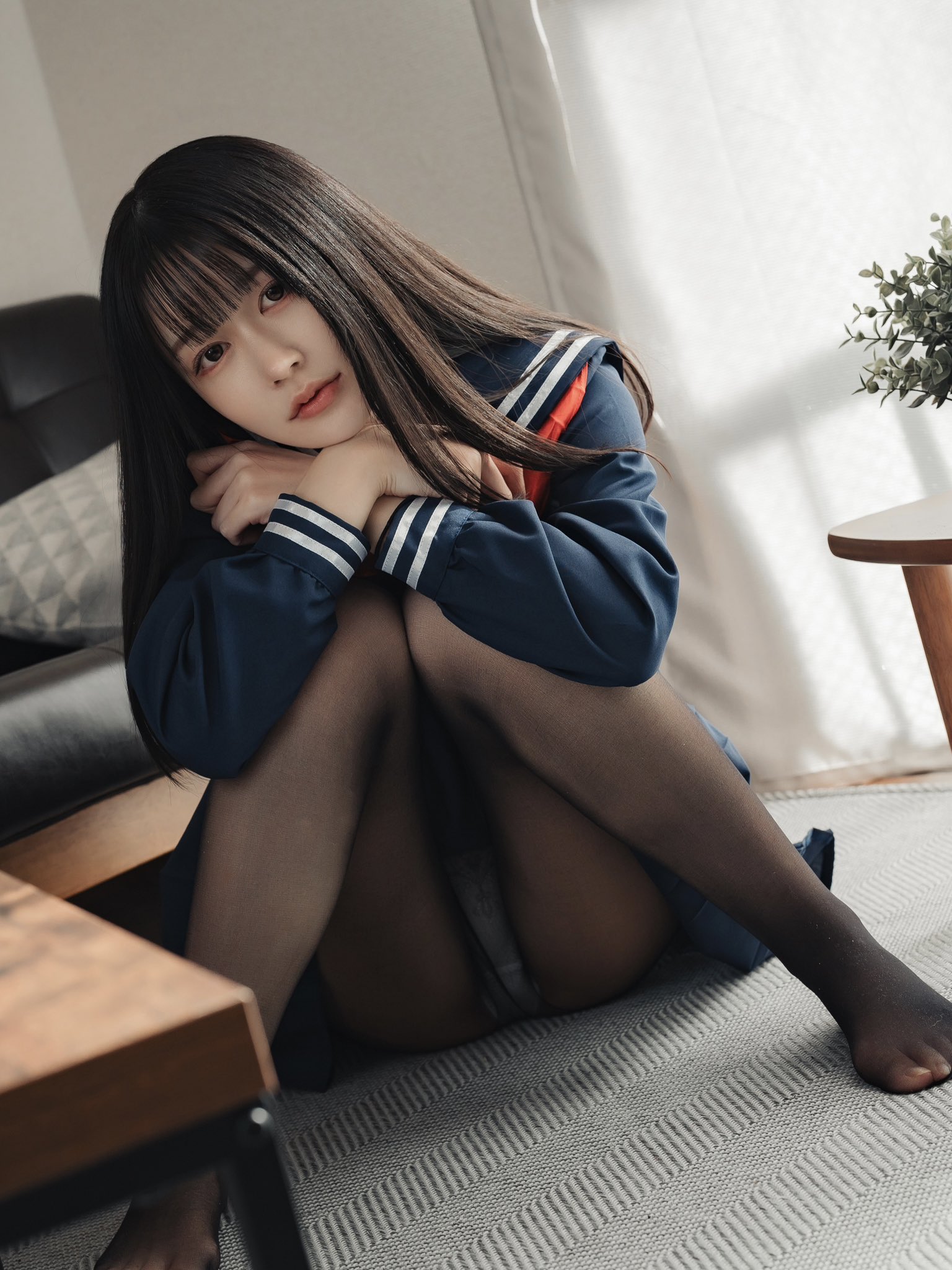 「どこ見てるの？」 来栖かぴ、紺碧のセーラー服×黒タイツで魅せる至高の「絶対領域」と、吸い込まれるような瞳の衝撃！