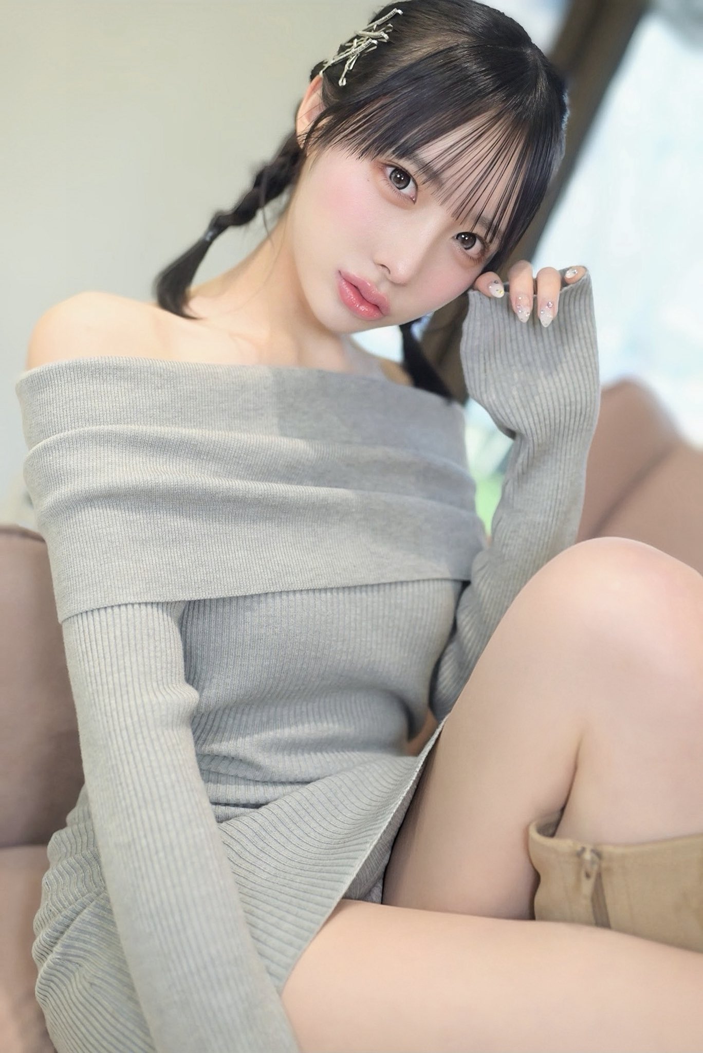 「私じゃだめかな?」 七海りお、萌え袖グレーニットで魅せる至高の「肩出し美」と、守りたくなるヒロインオーラの衝撃!