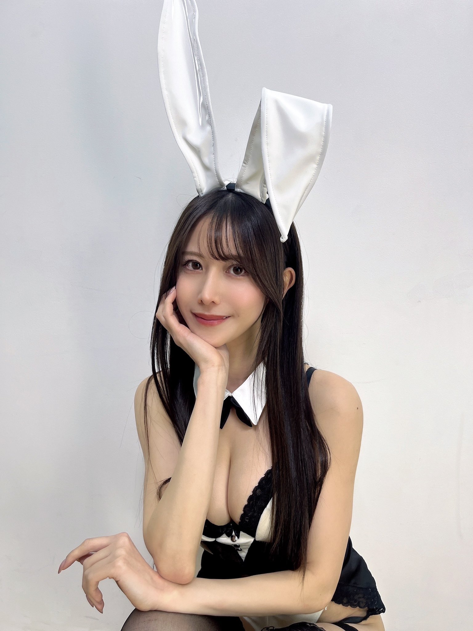 名取くるみ、純白の「超ロングうさ耳」バニーで魅せる至高のボリューム美と、次回の再会を約束するヒロインスマイルの衝撃!