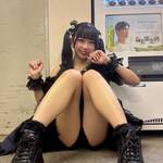 「24歳の太もも好きな人おはようして🫶」 美波海音、地雷系黒レース衣装で魅せる至高の「絶対領域」と、眩いヒロインスマイルの衝撃!