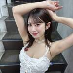 「おはようございます🌞」 広山楓、純白のキャミソール衣装で魅せる至高の「美脇」と、弾けるようなヒロインスマイルの衝撃！