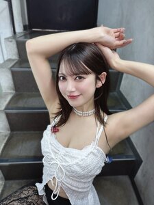 「おはようございます🌞」 広山楓、純白のキャミソール衣装で魅せる至高の「美脇」と、弾けるようなヒロインスマイルの衝撃!