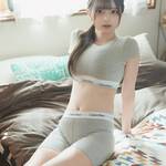 「休みの日だからって寝過ぎだよ？」 早瀬みる、グレーの「カルバン・クライン」セットアップで魅せる至高の「砂時計ボディ」と、吸い込まれるような瞳の衝撃！