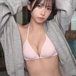 「生感。」 紅羽りお、ヤンチャン発売直前に魅せる至高のパステルビキニ×グレーパーカーの「飾らない色香」に全フォロワーが陶酔！