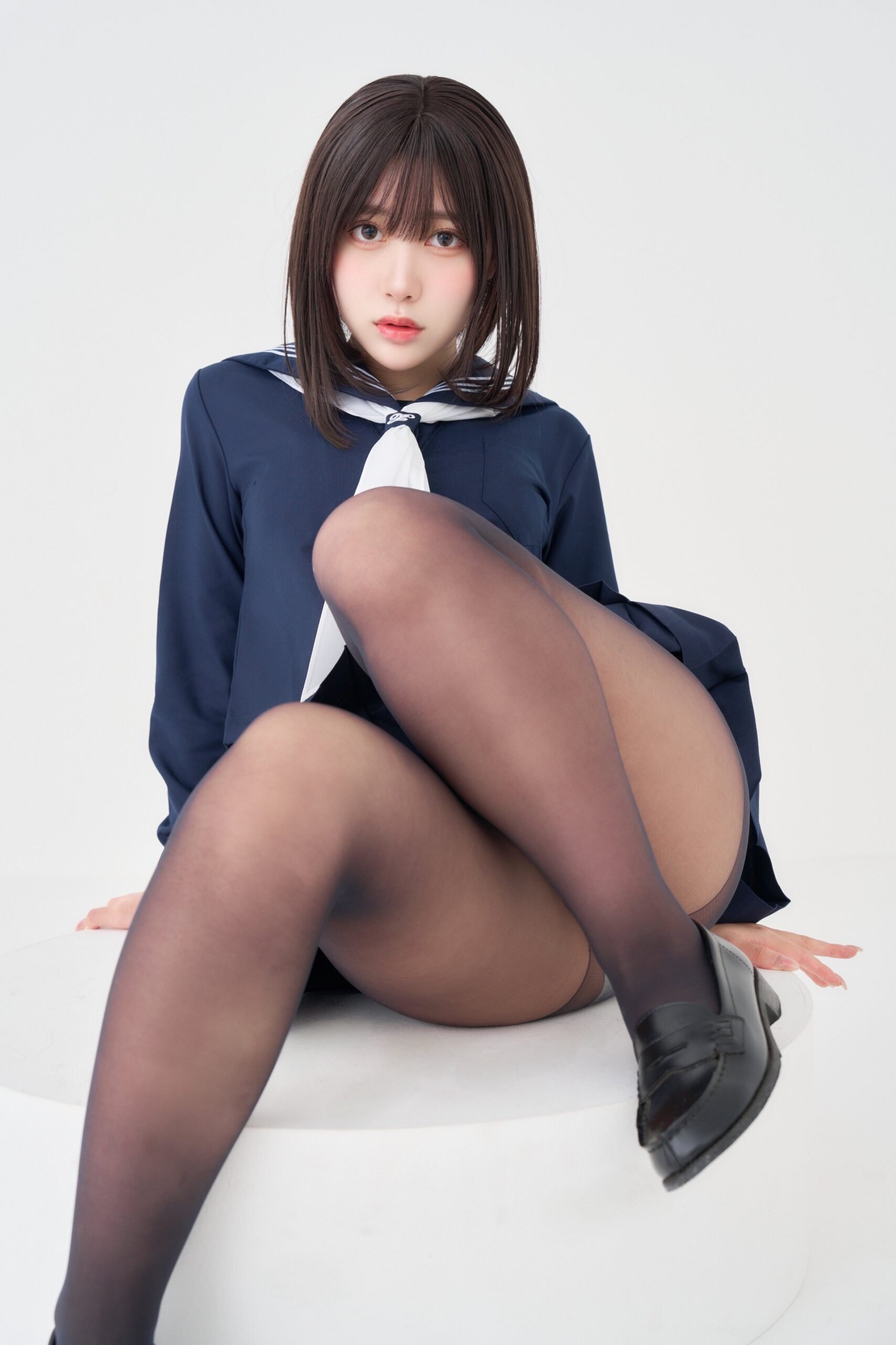 「紺色」 あゆの、王道セーラー服×黒タイツで魅せる至高の「絶対領域」と、吸い込まれるような美少女オーラの衝撃!