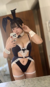 「おはようさぎ!」 暫(しばし)、紺×白レースのバニーランジェリーで魅せる至高の「むちふわボディ」と、守りたくなるようなヒロインオーラの衝撃!