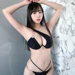 「どこに目がいく…？？？」 宇佐美りな、漆黒の変形ワンショルダー×ゴールドチェーンで魅せる至高の「曲線美」と、吸い込まれるような瞳の衝撃！