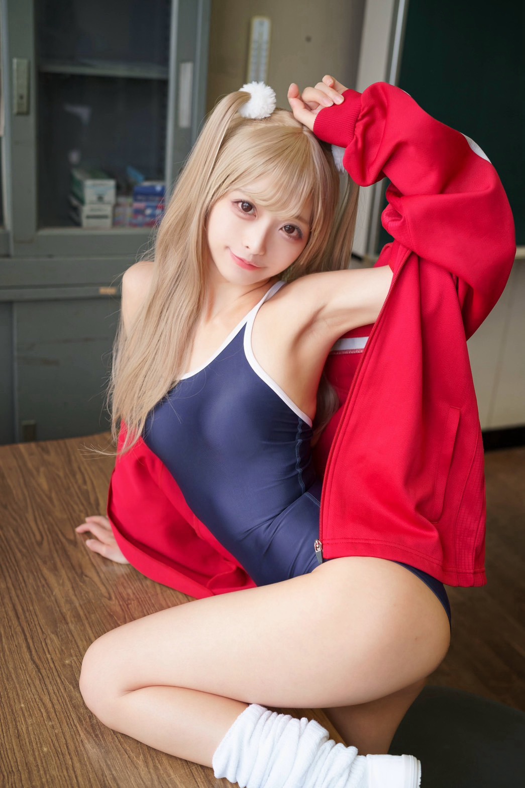 「オタクくんに優しいギャルすき？」 白烏しろ、王道スク水×赤ジャージで魅せる至高の「放課後ヒロイン」と、守りたくなるような美少女オーラの衝撃！