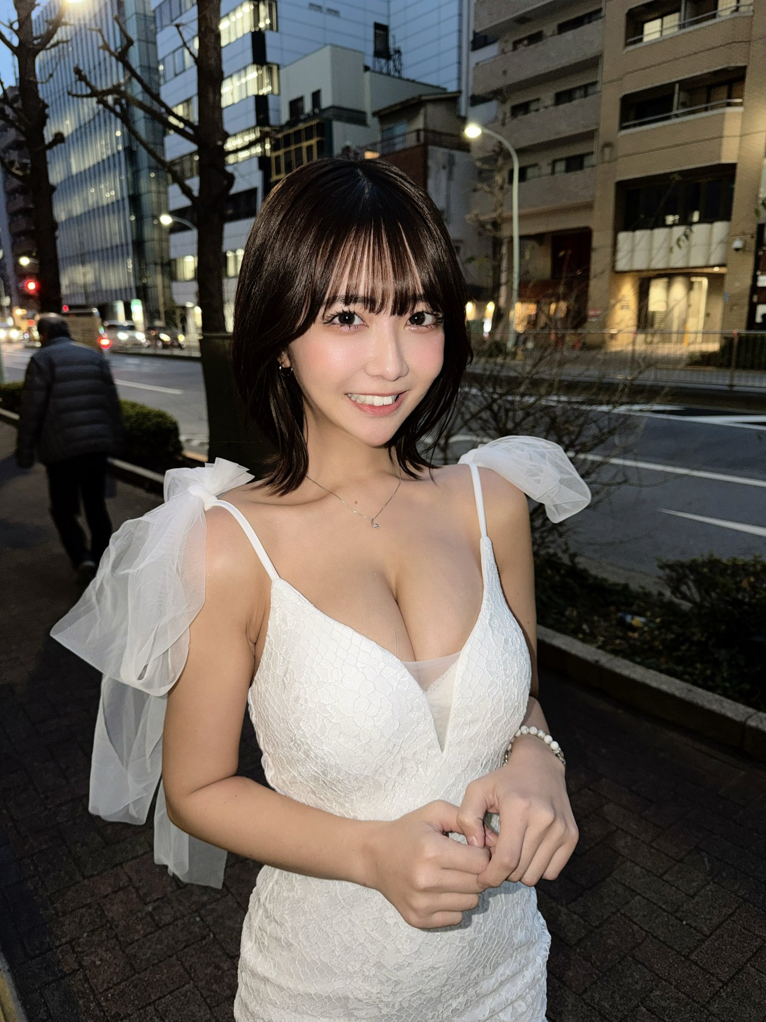 「今日の私、色んな意味で通行人に見られたよ……」 天羽希純、都会の路上に咲いた「純白レースドレス」姿で魅せる、圧倒的ヒロインオーラの衝撃!