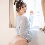 「デカ尻と過ごす朝はどうですか？」 最中詩乃、淡いブルーのニット×ピンクレースショーツで魅せる、至高の「砂時計ボディ」と柔らかヒップの衝撃！