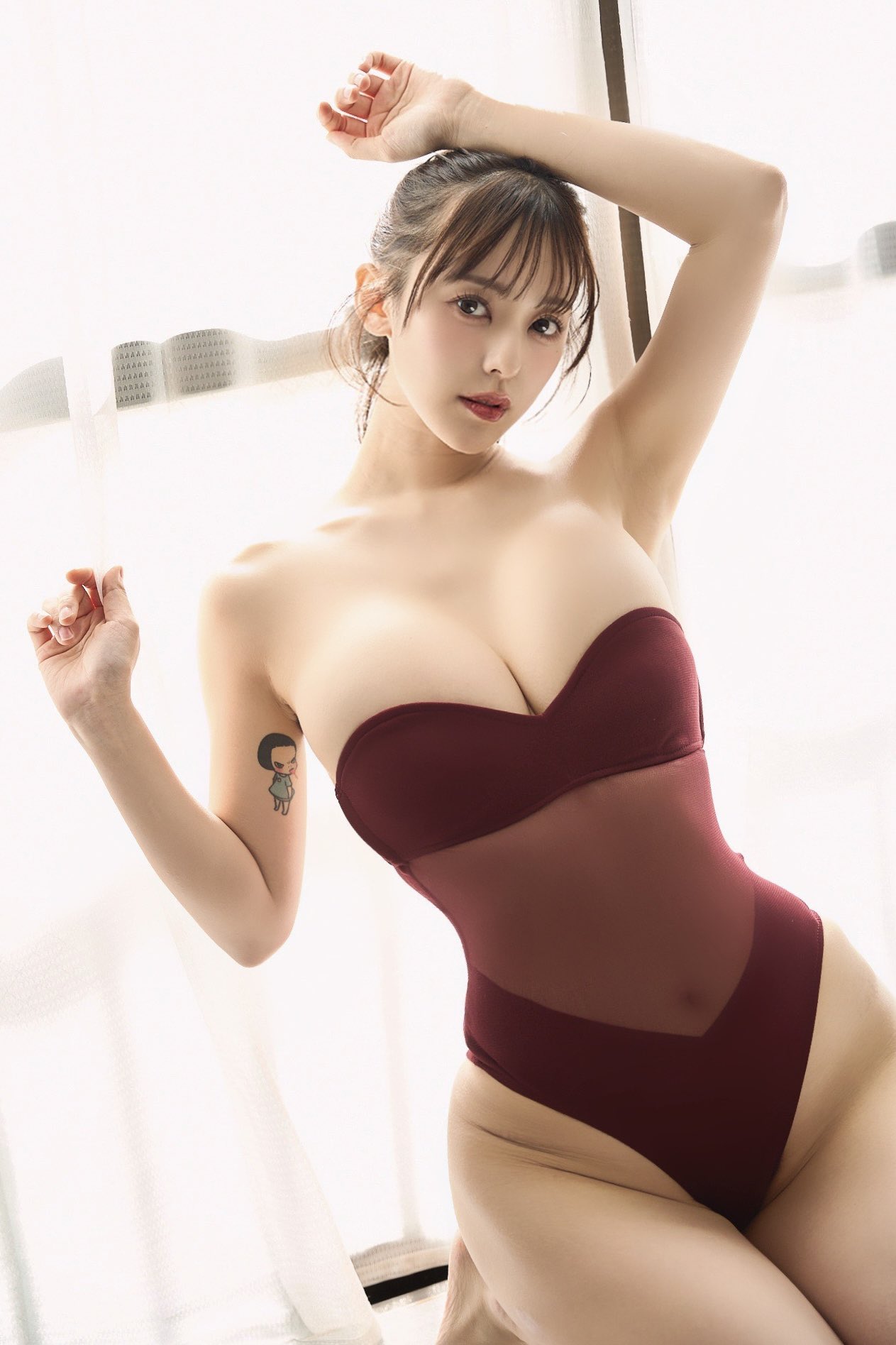 「私が一緒にいるよ」 音羽美奈(みなぽち)、ボルドーのシースルー・モノキニで魅せる至高の「圧倒的ボリューム美」と、慈愛に満ちた女神スマイルの衝撃!