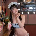 「つまみ食い、したい?」 五百木いお、シネマティックなメイド風ビキニで魅せる至高の「砂時計ボディ」と、あざと可愛いポップコーン・ヒロインの衝撃!