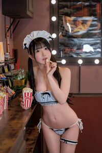 「つまみ食い、したい?」 五百木いお、シネマティックなメイド風ビキニで魅せる至高の「砂時計ボディ」と、あざと可愛いポップコーン・ヒロインの衝撃!