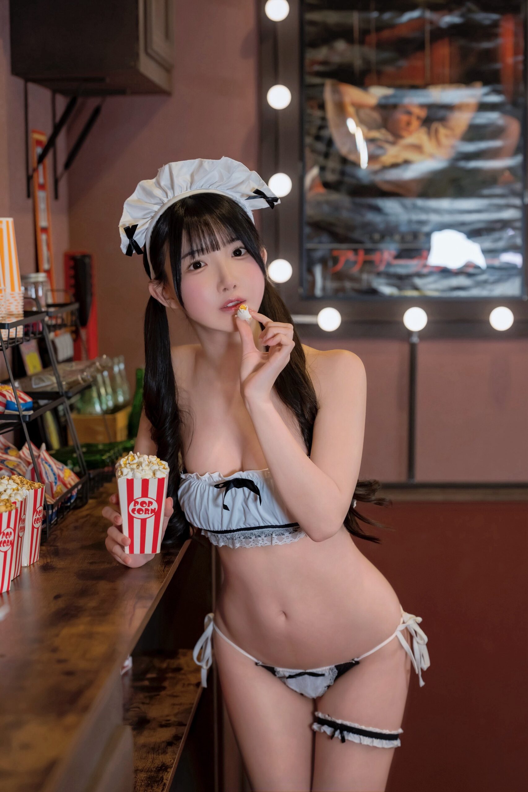 「つまみ食い、したい?」 五百木いお、シネマティックなメイド風ビキニで魅せる至高の「砂時計ボディ」と、あざと可愛いポップコーン・ヒロインの衝撃!