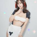 「おはよぉ🤍🖤」 めぇめぇ、純白エプロンの至高の「はみ出しメイド」で魅せる、圧倒的な透明感と女神の微笑み！