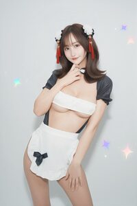 「おはよぉ🤍🖤」 めぇめぇ、純白エプロンの至高の「はみ出しメイド」で魅せる、圧倒的な透明感と女神の微笑み！