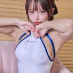 「初めてのパルフェット」 かがみ。もち、純白の競泳水着で魅せる至高の「砂時計ボディ」と、圧倒的なヒロインオーラの衝撃！