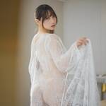 あまつまりな、純白の総レースガウンで魅せる至高の「砂時計ボディ」と、圧倒的なバックショットの衝撃！