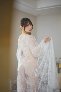 あまつまりな、純白の総レースガウンで魅せる至高の「砂時計ボディ」と、圧倒的なバックショットの衝撃！