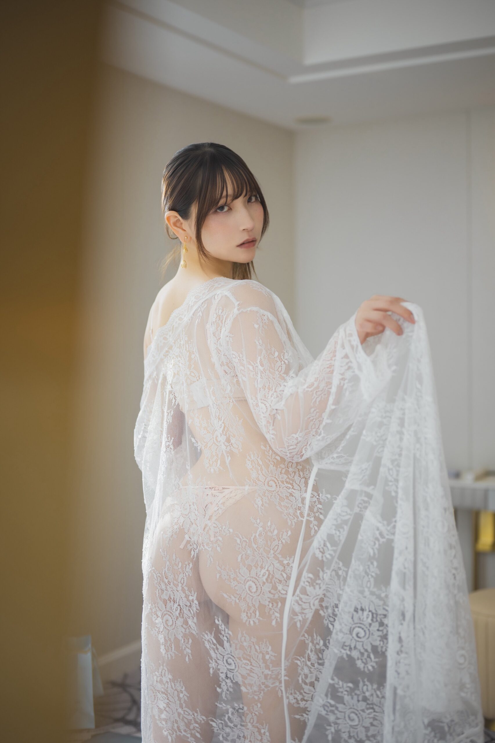 あまつまりな、純白の総レースガウンで魅せる至高の「砂時計ボディ」と、圧倒的なバックショットの衝撃！