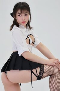 「TLに流れてきたら負け😛」 青山天南、胸元カットアウトシャツ×ガーター網タイツで魅せる、至高の「砂時計ボディ」と小悪魔スマイル！