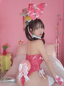 「リボン大盛り🎀🐰」 けんけん、煌めくピンクの至高バニーコスチュームで魅せる、圧倒的な背中美と「砂時計ボディ」の衝撃！