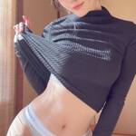 「ニットの日！」 ばむ、漆黒のタイトニット×眼鏡で魅せる、圧倒的な腹筋美と「究極の曲線美」の衝撃！