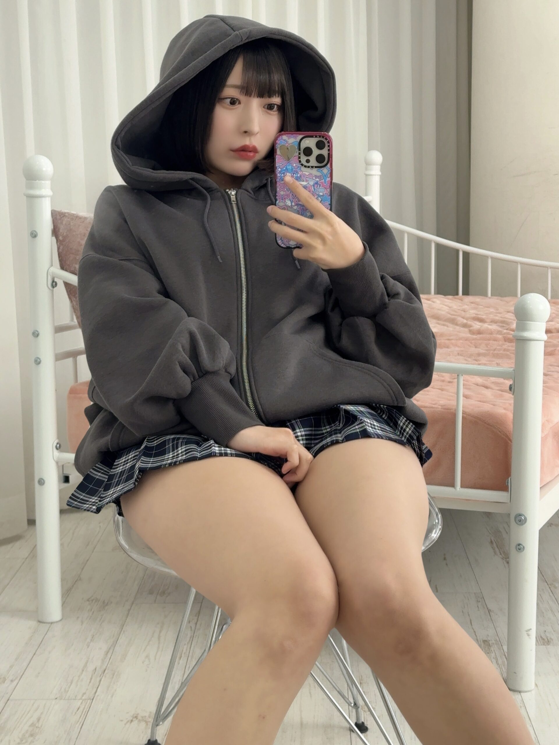 「全男性の画像フォルダに保存されるのが目標です」 柚乃りか、オーバーサイズパーカー×チェックミニで魅せる、圧倒的な透明感と「究極の絶対領域」の衝撃！