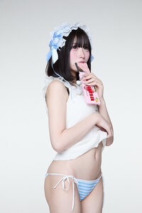 「お腹もすきー？？？」 ぽたみう、白ニット×水色ボーダーの至高ビキニで魅せる、圧倒的な透明感と「究極のくびれ」の衝撃！