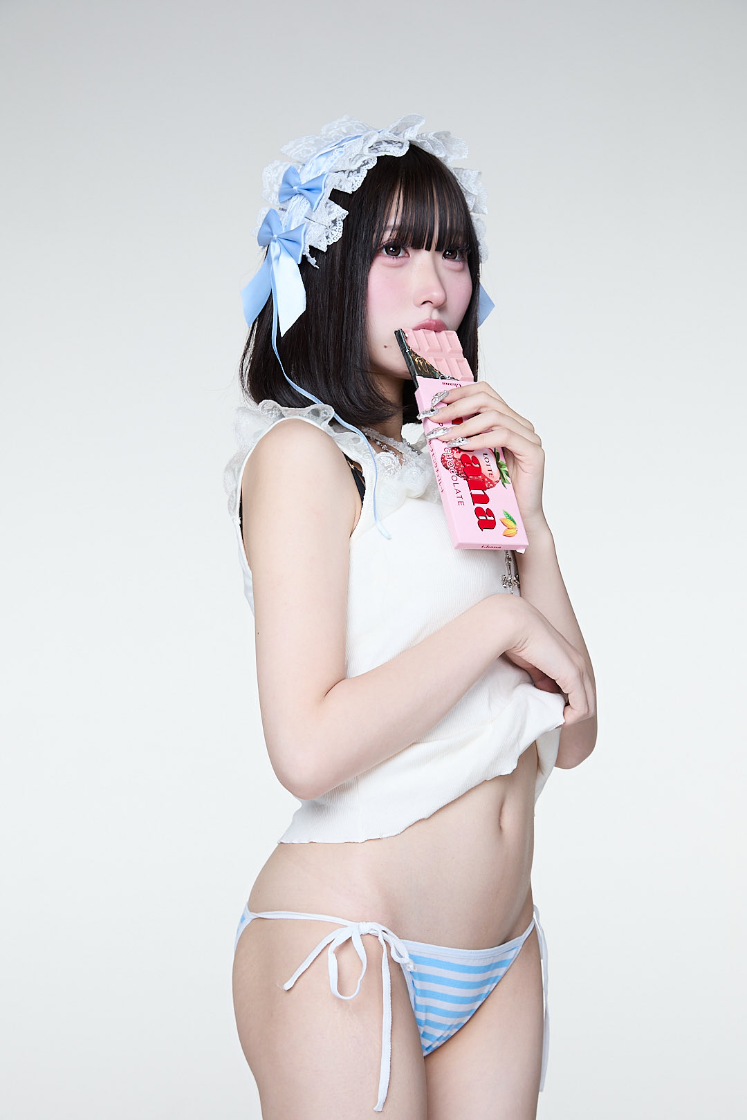 「お腹もすきー???」 ぽたみう、白ニット×水色ボーダーの至高ビキニで魅せる、圧倒的な透明感と「究極のくびれ」の衝撃!