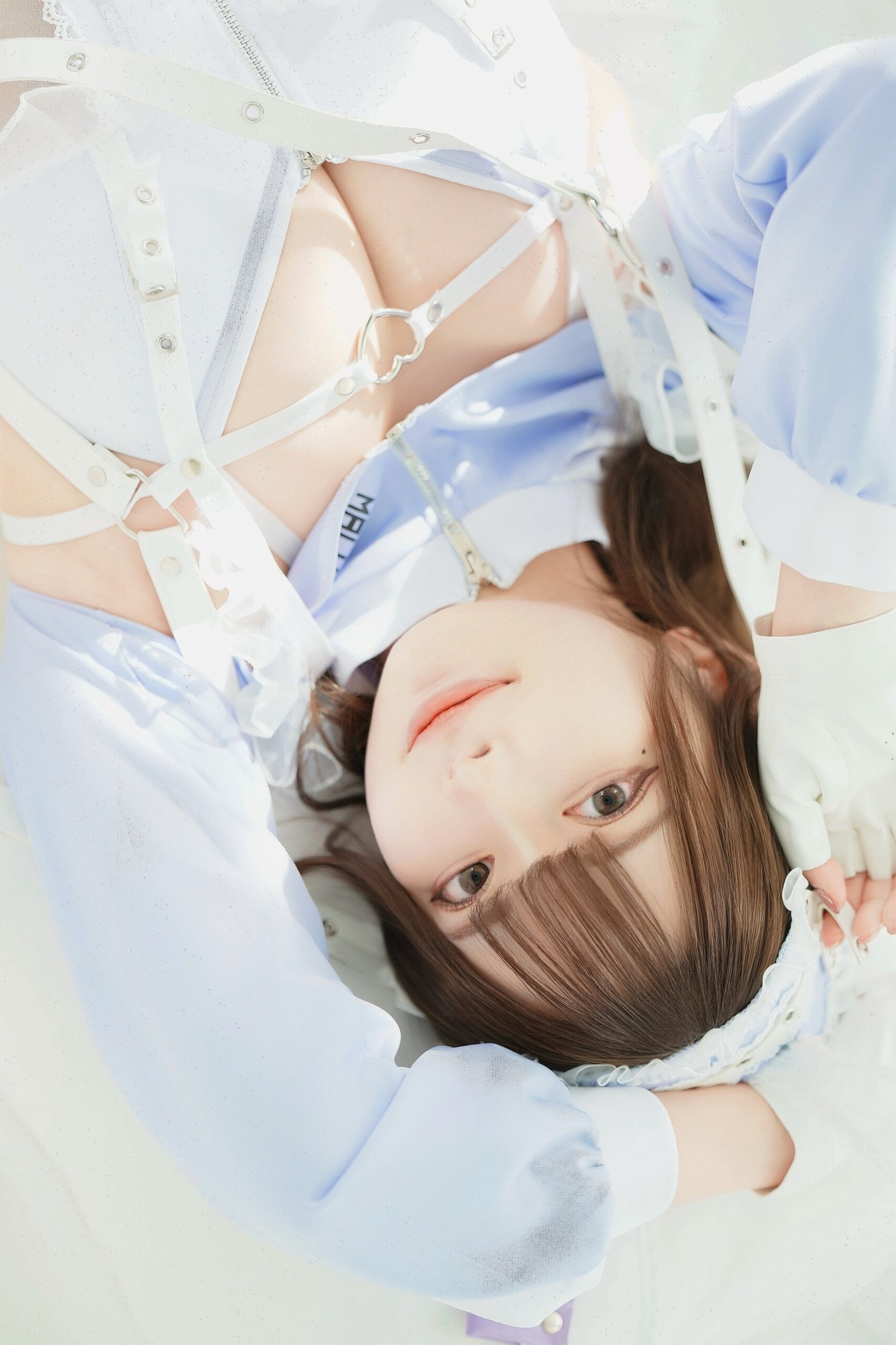 「破壊力抜群？」 早瀬みる、純白の至高ハーネス×サイバー・ランジェリーで魅せる、圧倒的な透明感と「究極の逆さまショット」の衝撃！