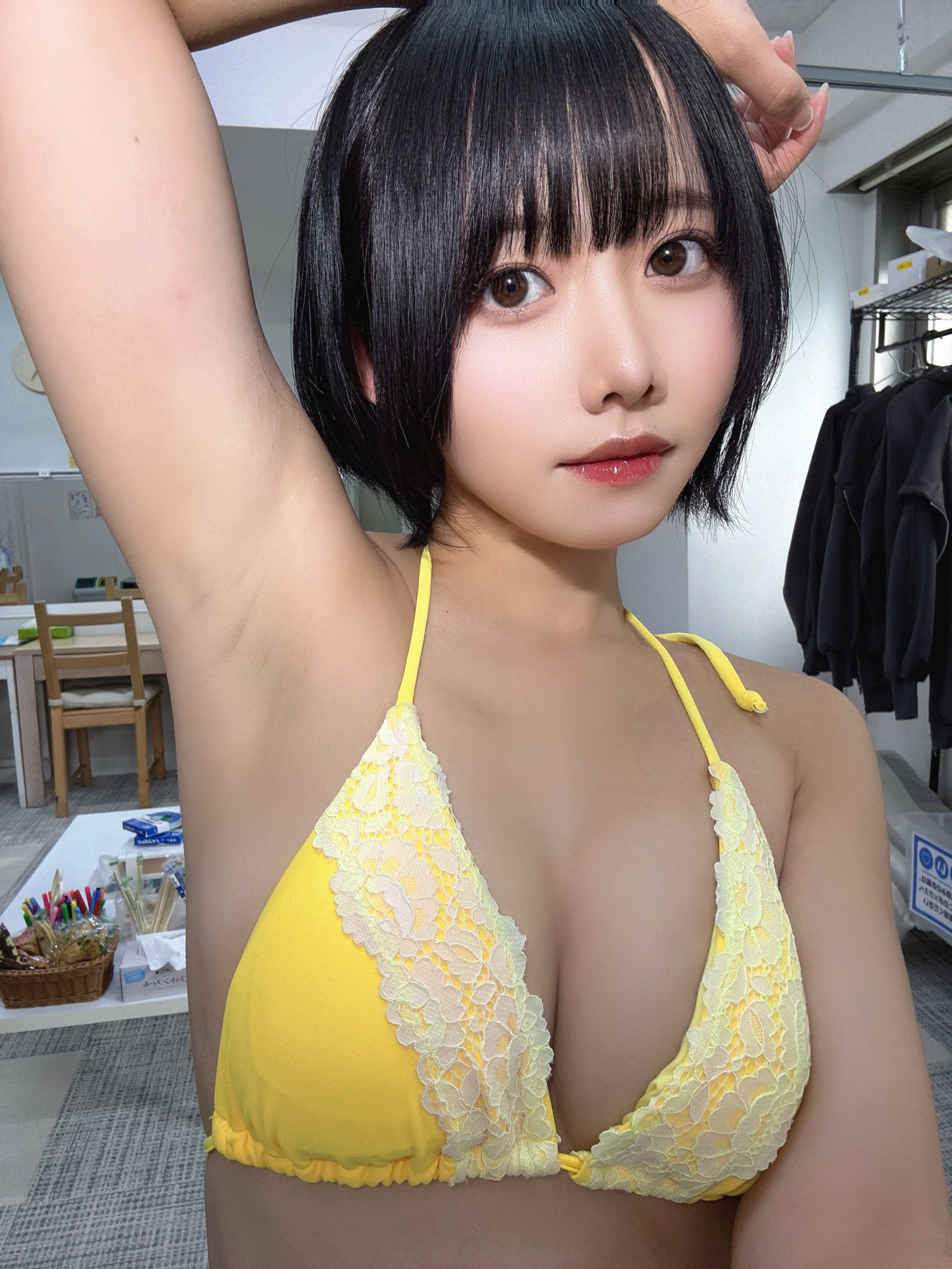 「ワキ界隈さんはじめまして！」 水湊まり花、鮮烈イエローの至高レースビキニで魅せる、圧倒的な透明感と「究極の美脇」の衝撃！