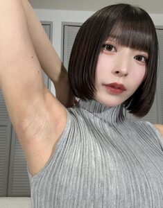 「主人公より、ワキ役派🙋‍♀️」 柚乃りか、グレーの至高タートルネックニットで魅せる、圧倒的な透明感と「究極のパーツ美」の衝撃！