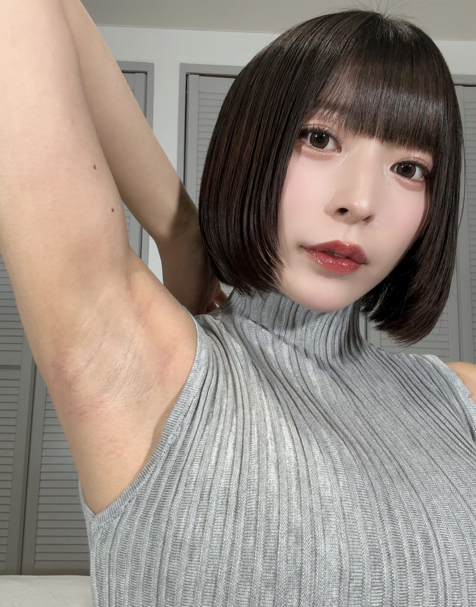 「主人公より、ワキ役派🙋‍♀️」 柚乃りか、グレーの至高タートルネックニットで魅せる、圧倒的な透明感と「究極のパーツ美」の衝撃！